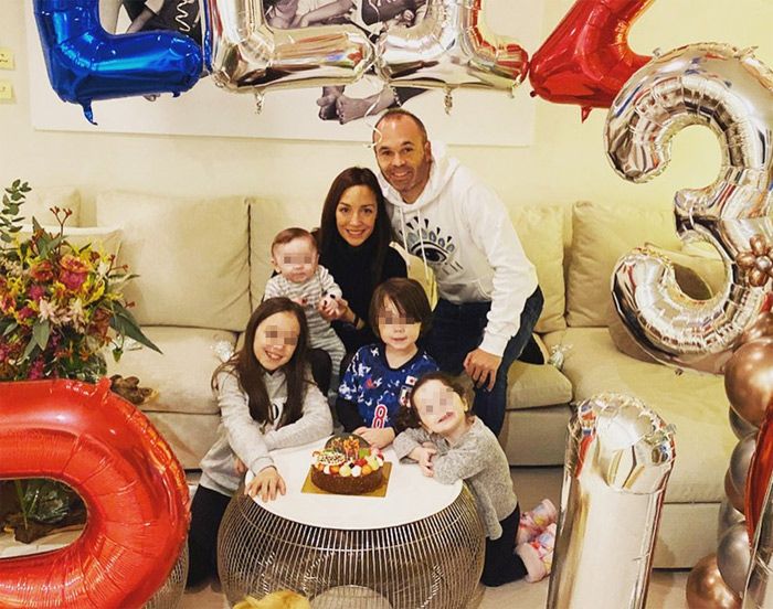 Andrés Iniesta y sus hijos sorprenden a Anna Ortiz con una fiesta de cumpleaños