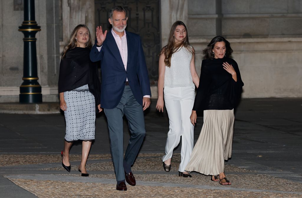 Los Reyes y sus hijas a las puertas del Palacio Real antes de la actuación de Ara Malikian por el aniversario de la proclamación de Felipe VI