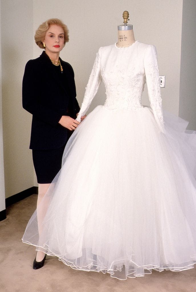 En 1990, Carolina Herrera con un diseño nupcial 