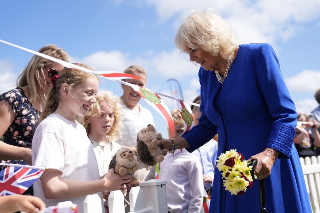 Reyes Carlos y Camilla en las islas del canal de la Mancha en julio de 2024