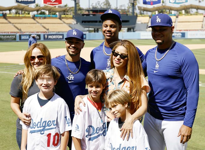 Shakira y sus hijos posan con jugadores de los Dodgers