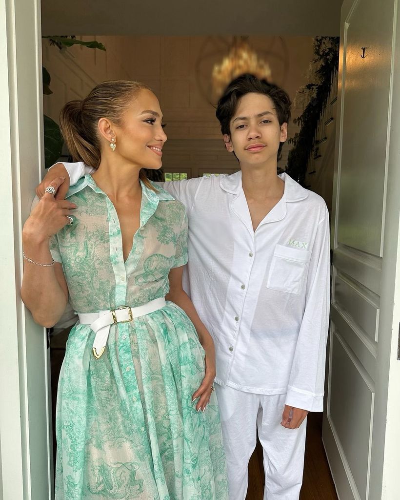 Jennifer Lopez con vestido camisero de Dior junto a su hijo Max