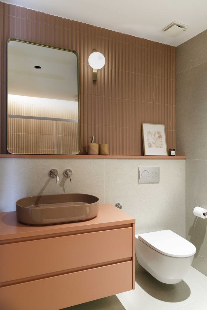 Baño pequeño con mueble de lavabo de color