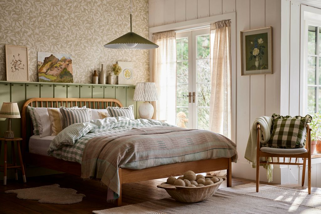 Bedroom in neutral and green tones