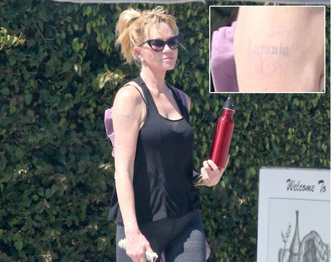 Esta semana se ha podido ver a Melanie Griffith luciendo su brazo con un 'Antonio' casi invisible
