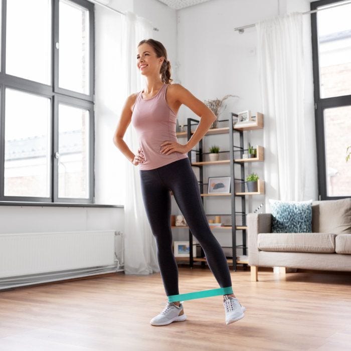 mujer entrenando con cintas elásticas