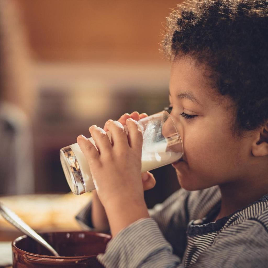 un vaso de leche con miel o miel con lim n para la garganta este s que valdr a 