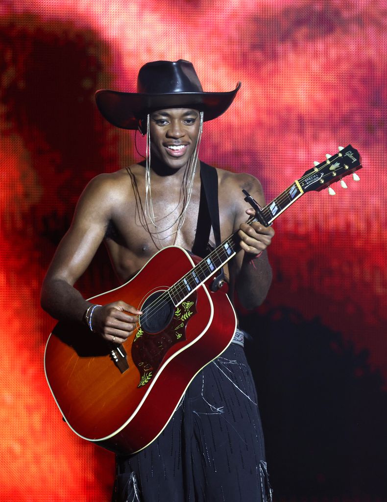 David Banda tocando la guitarra en el Celebration Tour de su madre Madonna, en Río de Janeiro, mayo 2024