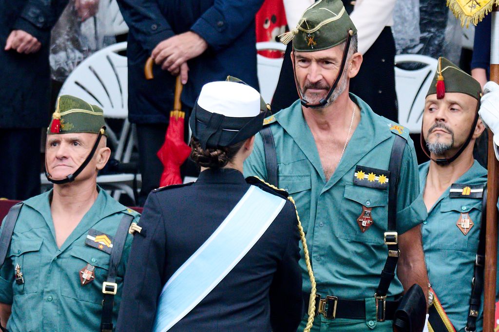 Princesa Leonor, saludando a un legionario en el desfile del 12 de octubre de 2024