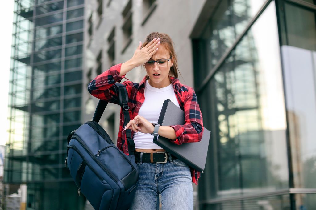 mujer mira el reloj y llega tarde a su cita