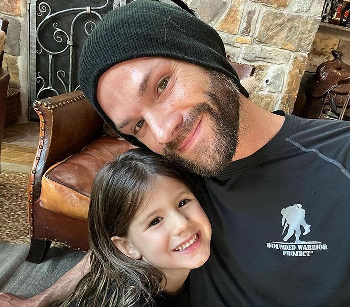 Imagen de Jared Padalecki con su hija Odette 