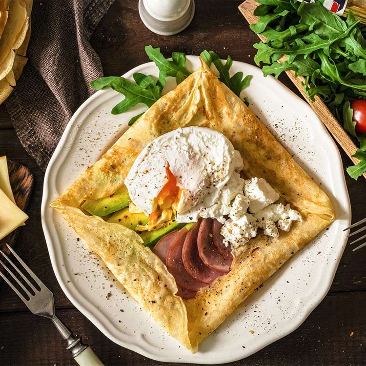 'Galette' rellena de pastrami, aguacate, queso y huevo poché