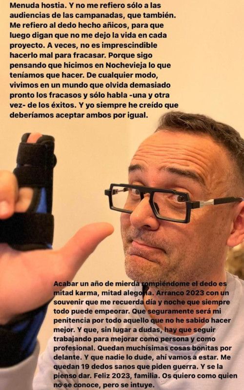 Risto Mejide muestra su dedo roto