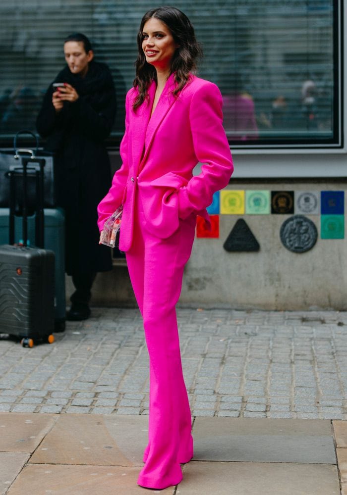 traje sastre rosa neon boton escultorico a