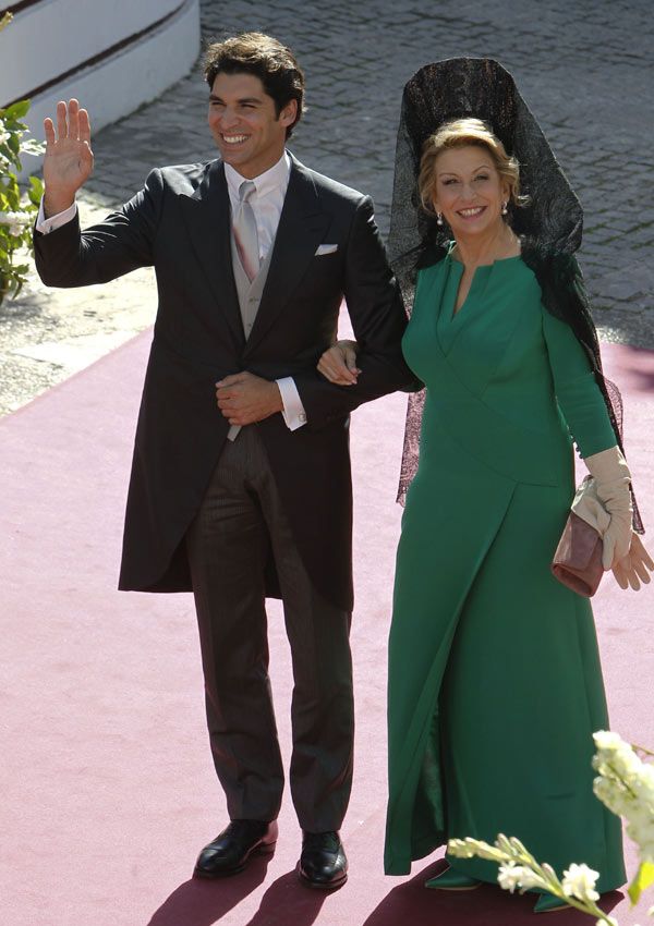 Cayetano Rivera, junto a Encarna Fernández, su madrina y madre de Eva, que estaba muy elegante con una mantilla negra y un vestido de manga larga verde
