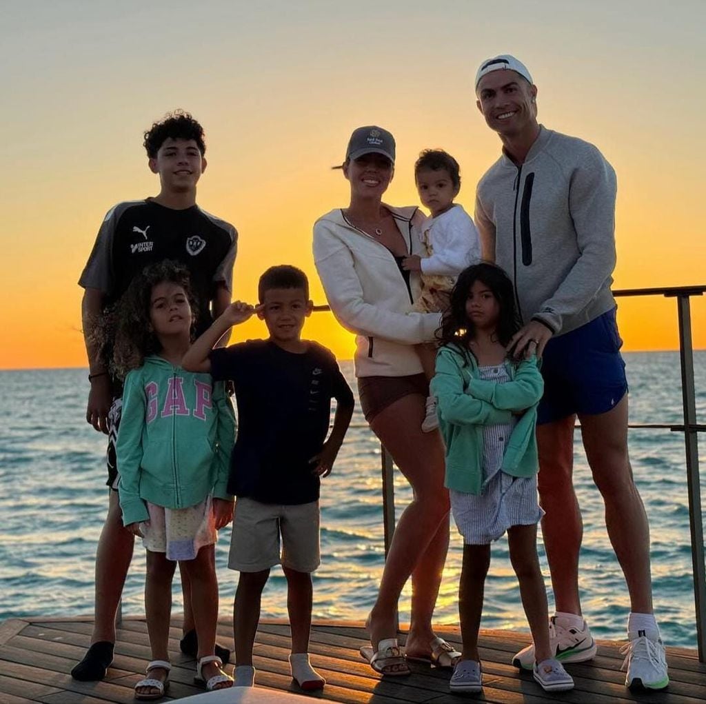 Georgina Rodríguez y Cristiano Ronaldo con sus hijos