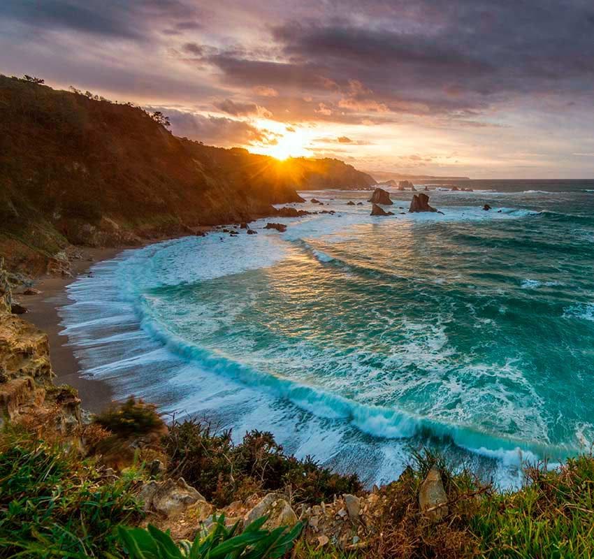 Atardecer en la playa del Silencio, una de las playas más bonitas de Asturias