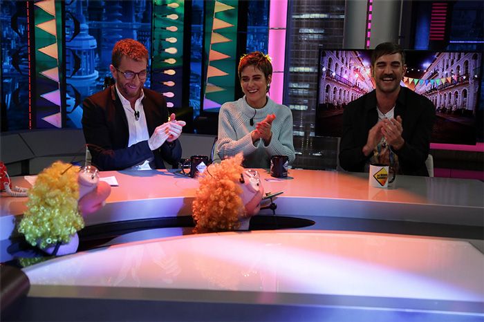 María León y Jon Plazaola revelan que el amor está en el aire en el rodaje de 'Allí Abajo'