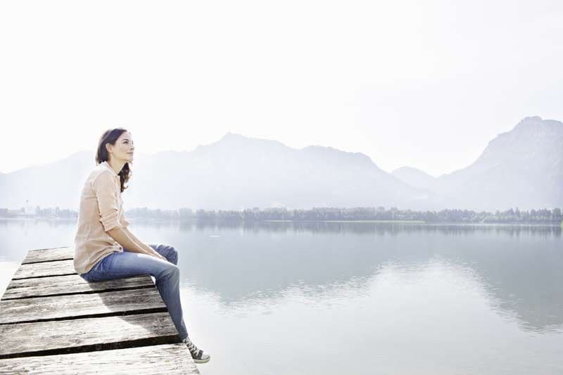 mujer sentada muelle