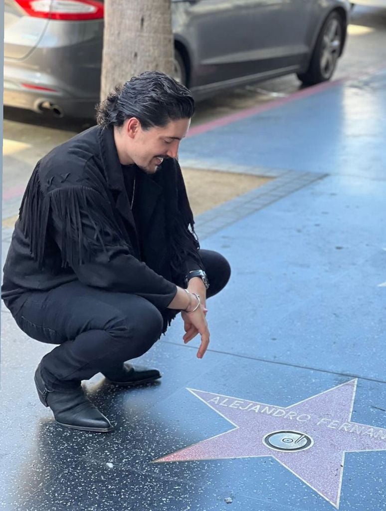 El cantante visitó la estrella de su papá y de su abuelo en el Paseo de la Fama de Hollywood