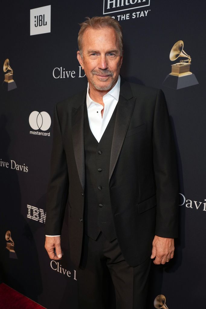 Fuentes cercanas aseguran que Kevin Costner es un romántico a la antigua, justo como a JLo le gustan