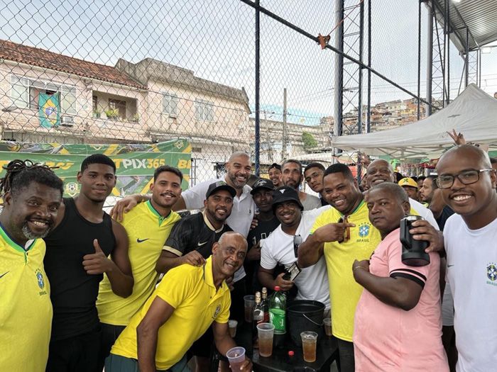 Adriano Leite con amigos en Brasil