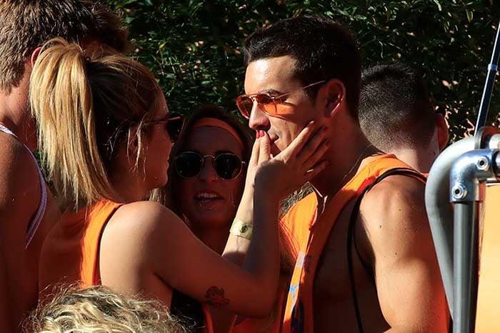 Mario Casas en el orgullo con Blanca Suárez