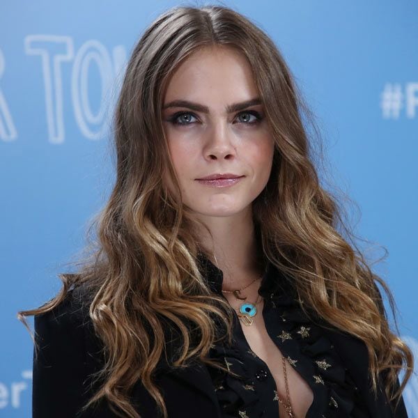 Cara Delevingne, con la melena suelta luciendo un favorecedor tono miel.
