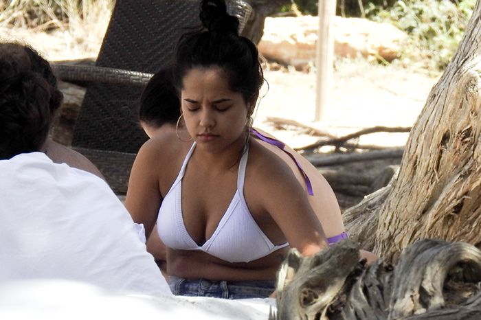 EXCLUSIVA: Becky G, más natural que nunca, disfruta de la playa en su viaje exprés Ibiza