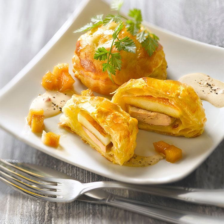 Hojaldres rellenos de manzana y foie con salsa a la pimienta