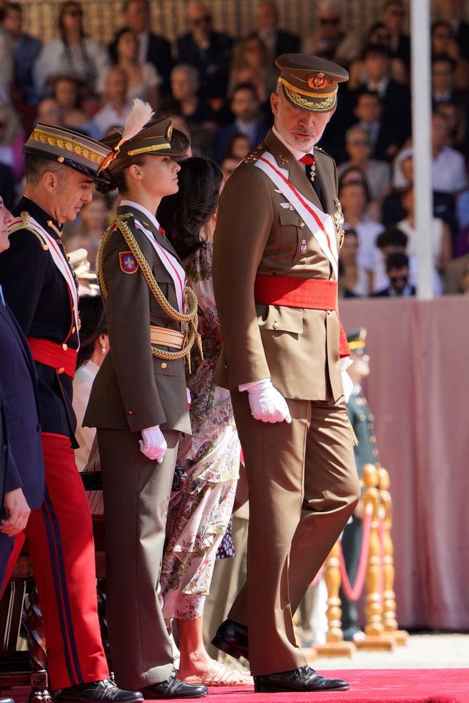El Rey Felipe VI y la Princesa Leonor durante la entrega de los Reales Despachos de empleo y nombramientos a los nuevos oficiales del Ejército de Tierra y de la Guardia Civil, en la Academia General Militar, a 3 de julio de 2024, en Zaragoza, Aragón