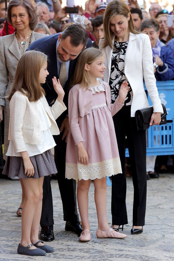 La Princesa de Asturias ha mostrado su madurez posando con gesto tranquilo, mientras que su hermana, que también se ha portado muy bien, nos ha regalado su enorme sonrisa
