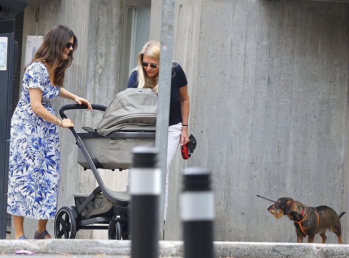 Primer paseo de Isabelle Junot con su hija Philippa y su madre