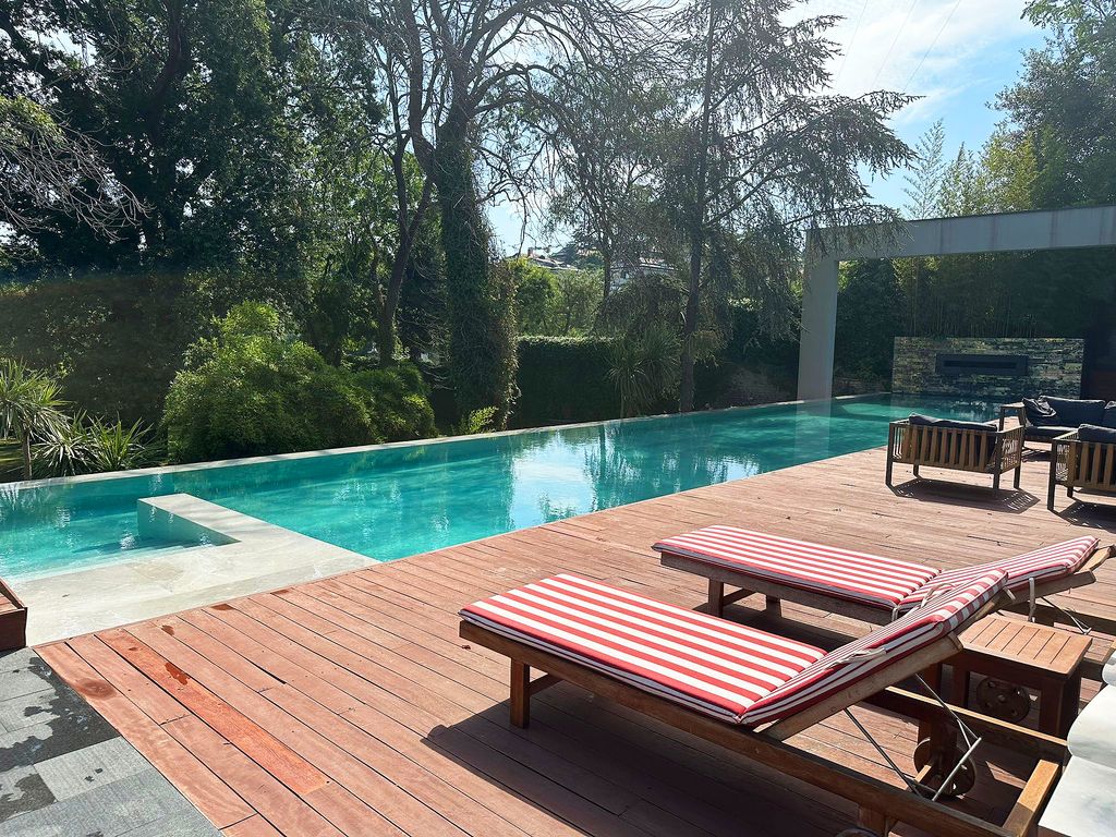 La mansión de 'Una vida perfecta' cuenta con piscina, ya cuzzi y unas espectaculares vistas al Bósforo