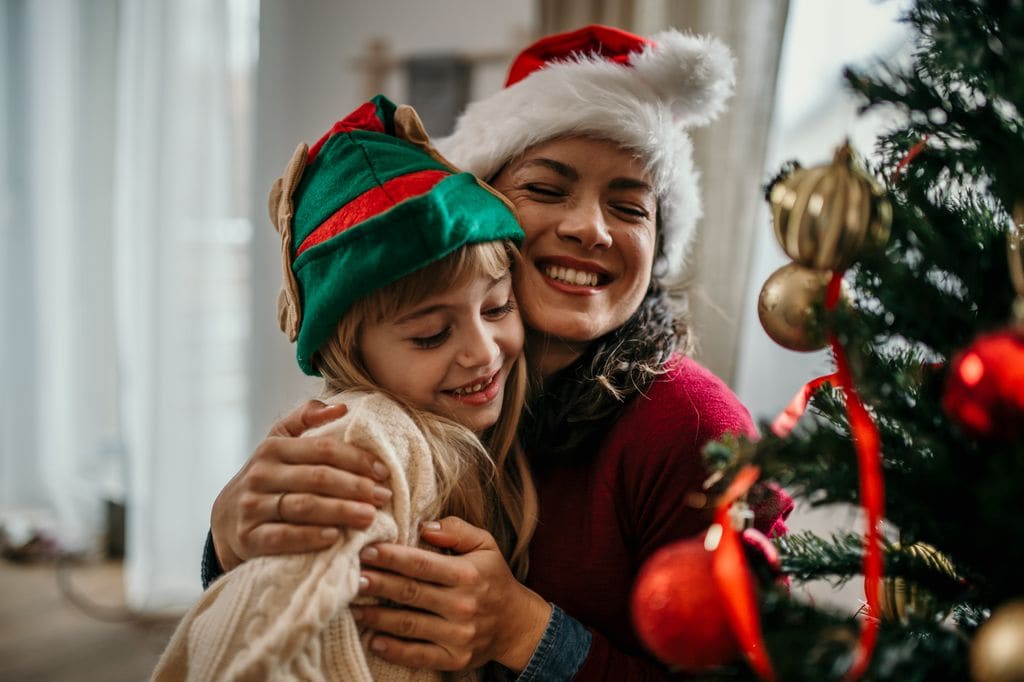 Madre abrazando a su hijo en Navidad