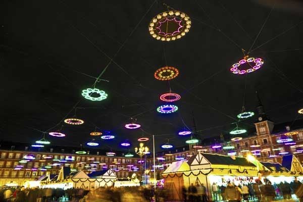 El mercadillo de Navidad de la Plaza Mayor de Madrid se ha convertido en una de las citas imprescindibles de la capital para realizar compras navideñas. Además de disfrutar del ambiente festivo que se respira entre sus puestos, aquí podrás encontrar tanto los adornos más tradicionales para el árbol de Navidad como para el belén.
