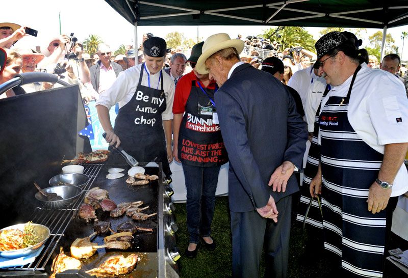 El duque de Edimburgo en una barbacoa