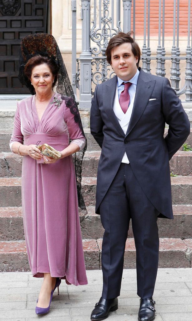 El novio, Álvaro Salinero, con su madre, Lola Martín de la Hinojosa.