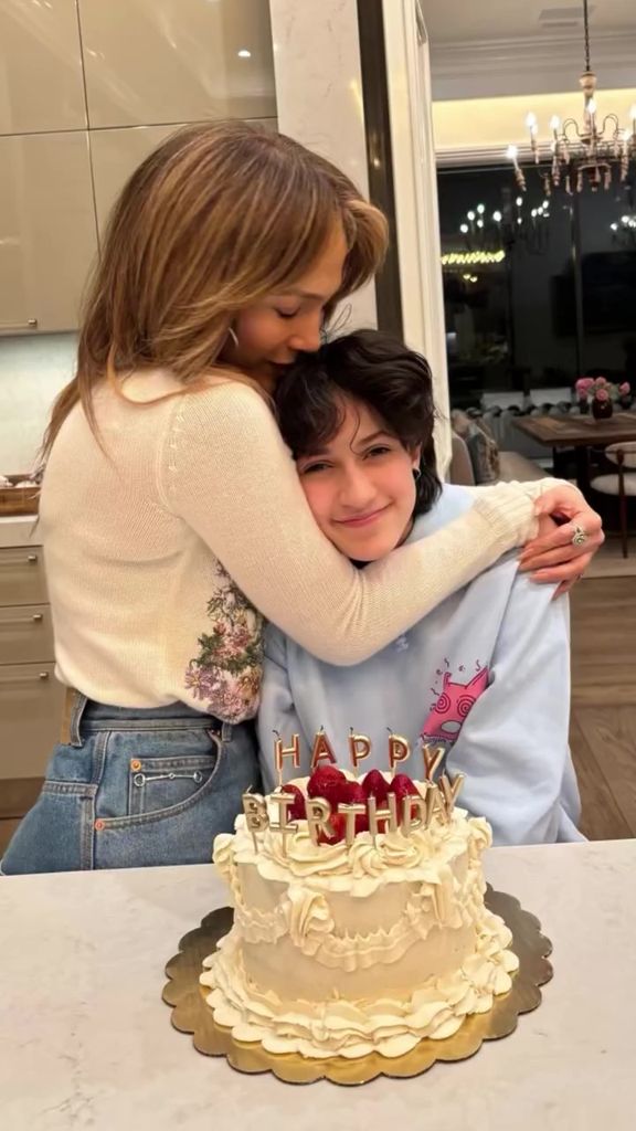 Jennifer Lopez celebra a sus hijos Emme y Max en su cumpleaños 17