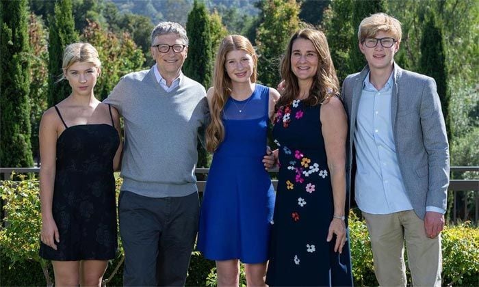 Bill y Melinda Gates con sus hijos