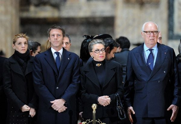 Con motivo del 150 universario de la unificación italiana, en el año 2011, el príncipe Victor Manuel (a la derecha) junto a su esposa Marina Doria y su hijo, Filiberto, acompañado por su mujer, la actriz francesa Clotilde Courau, acudieron a rendir homenaje a la tumba del rey Victor Manuel II
