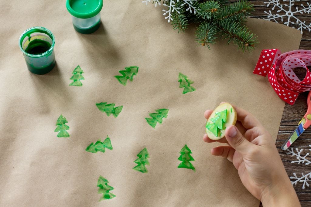 Crear papel navideño con niños