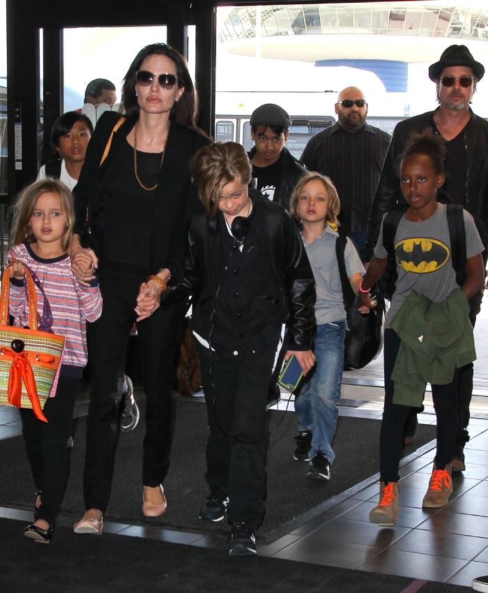 Angelina Jolie y Brad Pitt con sus hijos hace varios años