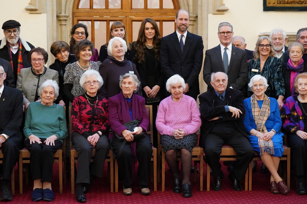 El Príncipe y la Princesa de Gales se fotografiaron con sobrevivientes del Holocausto, con el primer ministro Sir Keir Starmer y la viceprimera ministra Angela Rayner. 