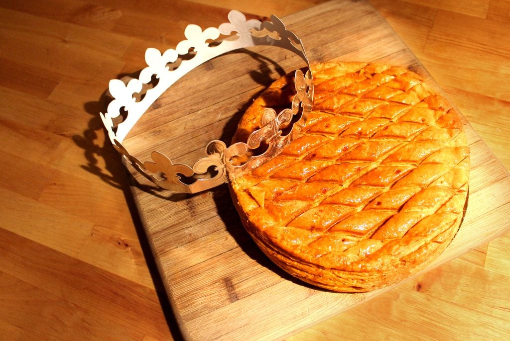 Galette des Rois, la tarta de masa de hojaldre con pasta dulce de almendras que es típica de Francia en esta festividad 