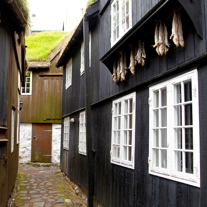 secadero de pescado en una casa de torshavn islas feroe