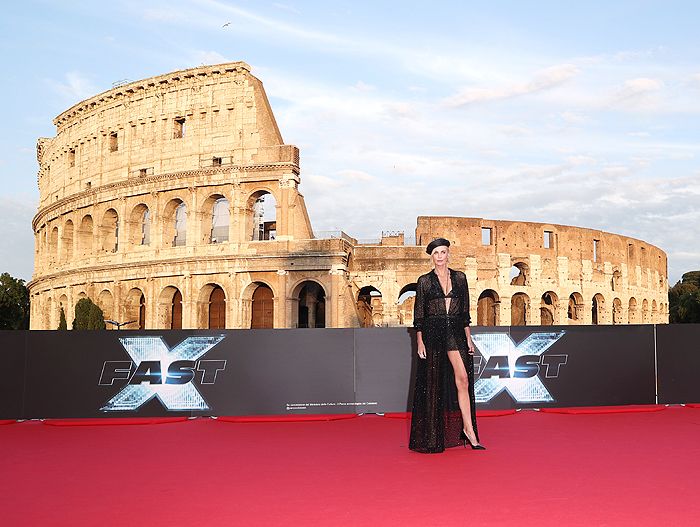 Charlize Theron reaparece en la alfombra roja