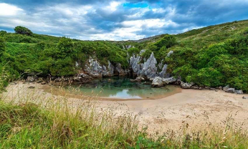 playa de gulpiyuri en el concejo de llanes asturias