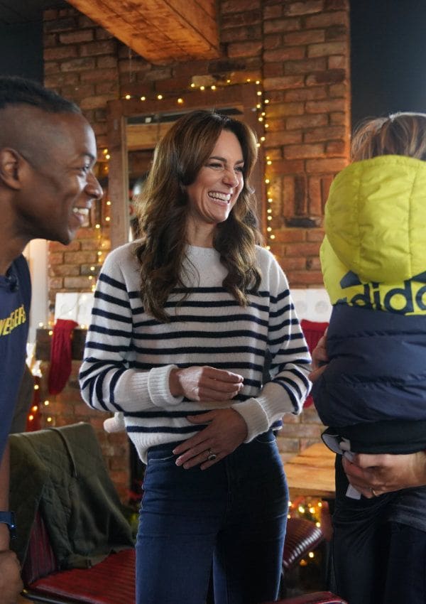 Kate Middleton con jersey a rayas y vaqueros, en Londres