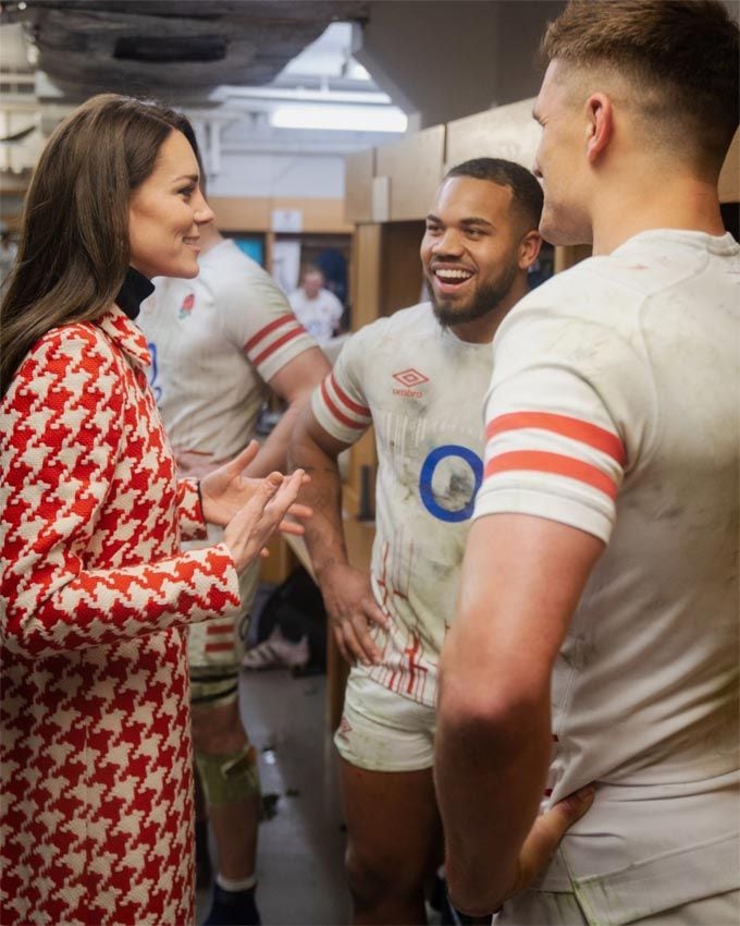 Kate Middleton con jugadores de la selección inglesa de rugby